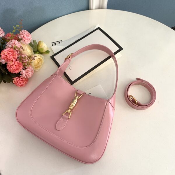 顶级原单 👜👜👜经典Jackie 1961系列手袋在2020秋冬系列中经重新演绎后焕发新的活力。本季这款具有极高辨识度的手袋重回时尚前 👏🏻👏🏻型号636709尺寸27.5x19x4cm