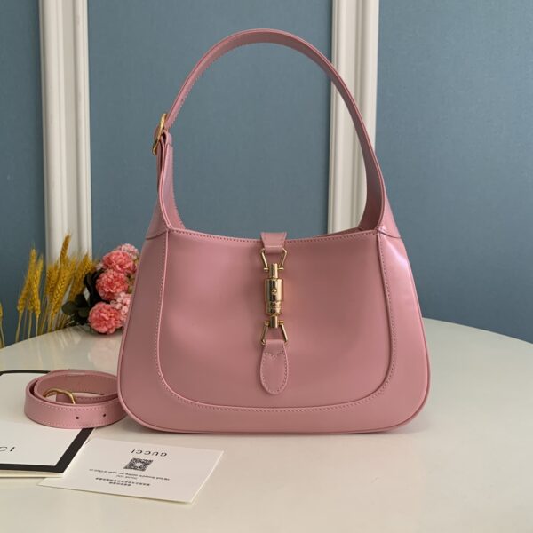 顶级原单 👜👜👜经典Jackie 1961系列手袋在2020秋冬系列中经重新演绎后焕发新的活力。本季这款具有极高辨识度的手袋重回时尚前 👏🏻👏🏻型号636709尺寸27.5x19x4cm