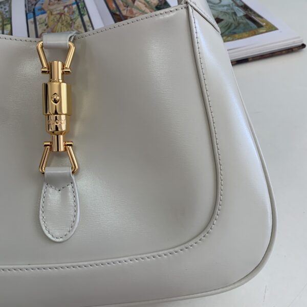 顶级原单  👜👜👜经典Jackie 1961系列手袋在2020秋冬系列中经重新演绎后焕发新的活力。本季这款具有极高辨识度的手袋重回时尚前 👏🏻👏🏻型号636709尺寸27.5x19x4cm