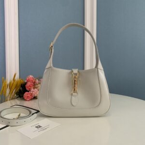 顶级原单  👜👜👜经典Jackie 1961系列手袋在2020秋冬系列中经重新演绎后焕发新的活力。本季这款具有极高辨识度的手袋重回时尚前 👏🏻👏🏻型号636709尺寸27.5x19x4cm