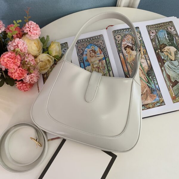 顶级原单  👜👜👜经典Jackie 1961系列手袋在2020秋冬系列中经重新演绎后焕发新的活力。本季这款具有极高辨识度的手袋重回时尚前 👏🏻👏🏻型号636709尺寸27.5x19x4cm