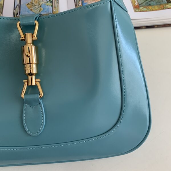 顶级原单 👜👜👜经典Jackie 1961系列手袋在2020秋冬系列中经重新演绎后焕发新的活力。本季这款具有极高辨识度的手袋重回时尚前 👏🏻👏🏻型号636709尺寸27.5x19x4cm