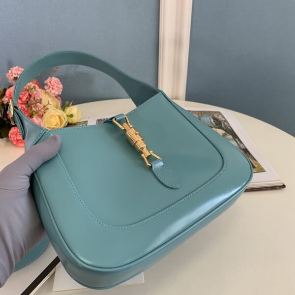 顶级原单 👜👜👜经典Jackie 1961系列手袋在2020秋冬系列中经重新演绎后焕发新的活力。本季这款具有极高辨识度的手袋重回时尚前 👏🏻👏🏻型号636709尺寸27.5x19x4cm