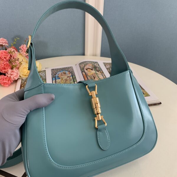 顶级原单 👜👜👜经典Jackie 1961系列手袋在2020秋冬系列中经重新演绎后焕发新的活力。本季这款具有极高辨识度的手袋重回时尚前 👏🏻👏🏻型号636709尺寸27.5x19x4cm