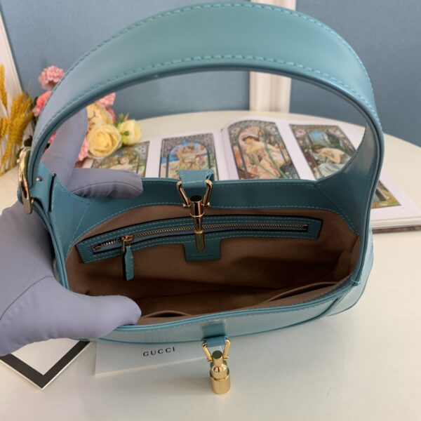 顶级原单 👜👜👜经典Jackie 1961系列手袋在2020秋冬系列中经重新演绎后焕发新的活力。本季这款具有极高辨识度的手袋重回时尚前 👏🏻👏🏻型号636709尺寸27.5x19x4cm