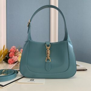 顶级原单 👜👜👜经典Jackie 1961系列手袋在2020秋冬系列中经重新演绎后焕发新的活力。本季这款具有极高辨识度的手袋重回时尚前 👏🏻👏🏻型号636709尺寸27.5x19x4cm