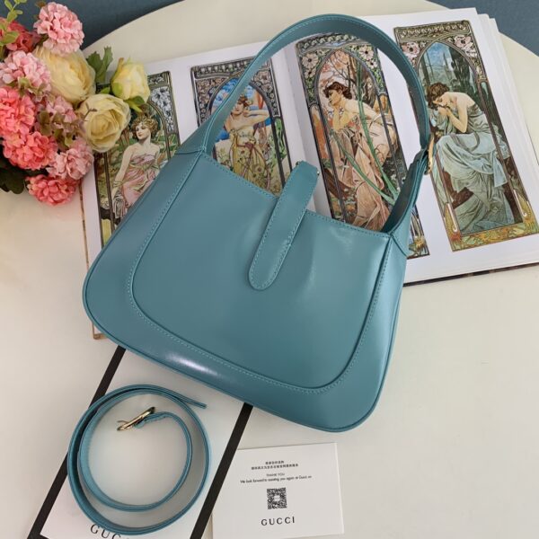 顶级原单 👜👜👜经典Jackie 1961系列手袋在2020秋冬系列中经重新演绎后焕发新的活力。本季这款具有极高辨识度的手袋重回时尚前 👏🏻👏🏻型号636709尺寸27.5x19x4cm