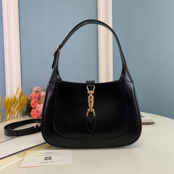 顶级原单 👜👜👜经典Jackie 1961系列手袋在2020秋冬系列中经重新演绎后焕发新的活力。本季这款具有极高辨识度的手袋重回时尚前 👏🏻👏🏻型号636709尺寸27.5x19x4cm