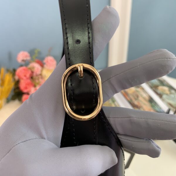 顶级原单 👜👜👜经典Jackie 1961系列手袋在2020秋冬系列中经重新演绎后焕发新的活力。本季这款具有极高辨识度的手袋重回时尚前 👏🏻👏🏻型号636709尺寸27.5x19x4cm