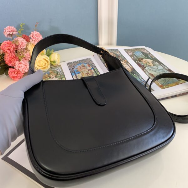 顶级原单 👜👜👜经典Jackie 1961系列手袋在2020秋冬系列中经重新演绎后焕发新的活力。本季这款具有极高辨识度的手袋重回时尚前 👏🏻👏🏻型号636709尺寸27.5x19x4cm