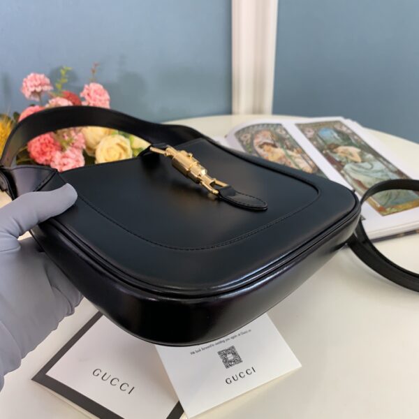 顶级原单 👜👜👜经典Jackie 1961系列手袋在2020秋冬系列中经重新演绎后焕发新的活力。本季这款具有极高辨识度的手袋重回时尚前 👏🏻👏🏻型号636709尺寸27.5x19x4cm