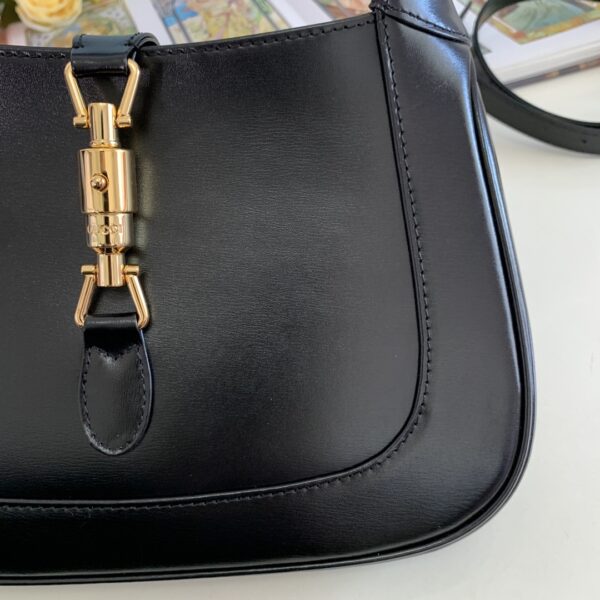 顶级原单 👜👜👜经典Jackie 1961系列手袋在2020秋冬系列中经重新演绎后焕发新的活力。本季这款具有极高辨识度的手袋重回时尚前 👏🏻👏🏻型号636709尺寸27.5x19x4cm