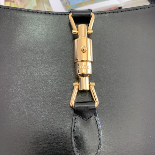 顶级原单 👜👜👜经典Jackie 1961系列手袋在2020秋冬系列中经重新演绎后焕发新的活力。本季这款具有极高辨识度的手袋重回时尚前 👏🏻👏🏻型号636709尺寸27.5x19x4cm