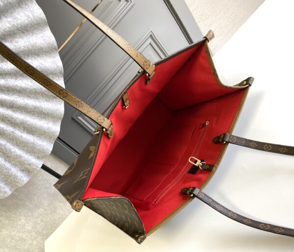 LV女包路易威登 顶级原单
M44576
ONTHEGO 手袋Onthego 手袋在 Monogram Giant 帆布的衬托下醒目迷人，侧边与手柄点缀 Monogram Reverse 图案，相似风尚中窥见色彩与纹理的变化。大号构型内含充裕容量，搭配肩带与 Toron 手柄，日常生活随心出发。
详细特征
41 x 34 x 19 厘米 
(长度 x 高 x 宽)
Monogram 和 Monog