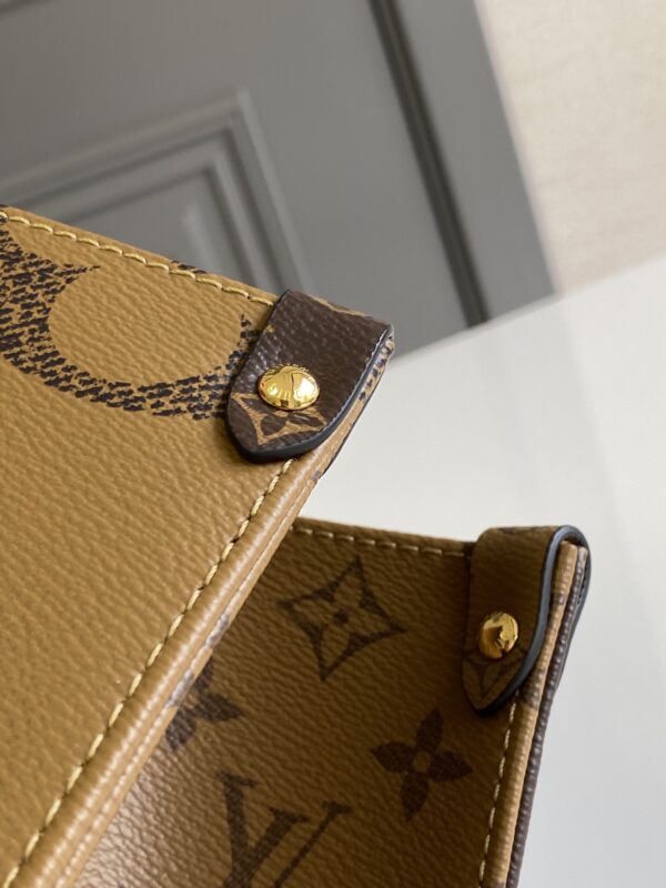 LV女包路易威登 顶级原单
M44576
ONTHEGO 手袋Onthego 手袋在 Monogram Giant 帆布的衬托下醒目迷人，侧边与手柄点缀 Monogram Reverse 图案，相似风尚中窥见色彩与纹理的变化。大号构型内含充裕容量，搭配肩带与 Toron 手柄，日常生活随心出发。
详细特征
41 x 34 x 19 厘米 
(长度 x 高 x 宽)
Monogram 和 Monog