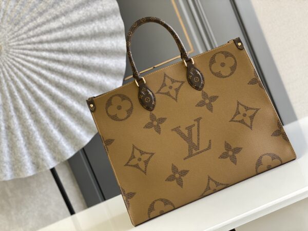 LV女包路易威登 顶级原单
M44576
ONTHEGO 手袋Onthego 手袋在 Monogram Giant 帆布的衬托下醒目迷人，侧边与手柄点缀 Monogram Reverse 图案，相似风尚中窥见色彩与纹理的变化。大号构型内含充裕容量，搭配肩带与 Toron 手柄，日常生活随心出发。
详细特征
41 x 34 x 19 厘米 
(长度 x 高 x 宽)
Monogram 和 Monog