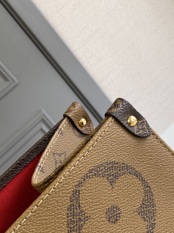 LV女包路易威登 顶级原单
M44576
ONTHEGO 手袋Onthego 手袋在 Monogram Giant 帆布的衬托下醒目迷人，侧边与手柄点缀 Monogram Reverse 图案，相似风尚中窥见色彩与纹理的变化。大号构型内含充裕容量，搭配肩带与 Toron 手柄，日常生活随心出发。
详细特征
41 x 34 x 19 厘米 
(长度 x 高 x 宽)
Monogram 和 Monog