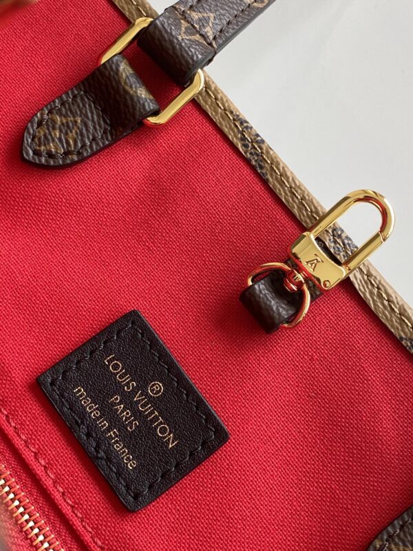 LV女包路易威登 顶级原单
M44576
ONTHEGO 手袋Onthego 手袋在 Monogram Giant 帆布的衬托下醒目迷人，侧边与手柄点缀 Monogram Reverse 图案，相似风尚中窥见色彩与纹理的变化。大号构型内含充裕容量，搭配肩带与 Toron 手柄，日常生活随心出发。
详细特征
41 x 34 x 19 厘米 
(长度 x 高 x 宽)
Monogram 和 Monog