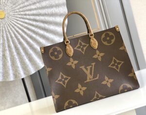 LV女包路易威登 顶级原单
M44576
ONTHEGO 手袋Onthego 手袋在 Monogram Giant 帆布的衬托下醒目迷人，侧边与手柄点缀 Monogram Reverse 图案，相似风尚中窥见色彩与纹理的变化。大号构型内含充裕容量，搭配肩带与 Toron 手柄，日常生活随心出发。
详细特征
41 x 34 x 19 厘米 
(长度 x 高 x 宽)
Monogram 和 Monog