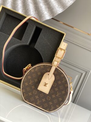 LV路易威登顶级原单 M43514
PETITE BOITE CHAPEAU 手袋经典的路易威登帽盒摇身变为此款风格可爱的随身小袋。小巧而实用（可放置一台iPhone 7手机），双版本设计：经典Monogram帆布搭配牛皮饰边；新潮的Reverse Monogram帆布搭配黑色小牛皮饰边。
详细特征
17.5 x 16.5 x 7.5 厘米 
(长度 x 高 x 宽)
Monogram涂层帆布
天