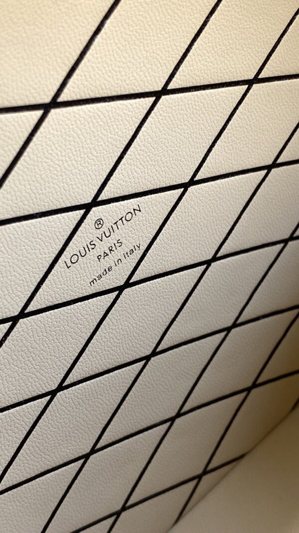 LV路易威登顶级原单 M43514
PETITE BOITE CHAPEAU 手袋经典的路易威登帽盒摇身变为此款风格可爱的随身小袋。小巧而实用（可放置一台iPhone 7手机），双版本设计：经典Monogram帆布搭配牛皮饰边；新潮的Reverse Monogram帆布搭配黑色小牛皮饰边。
详细特征
17.5 x 16.5 x 7.5 厘米 
(长度 x 高 x 宽)
Monogram涂层帆布
天