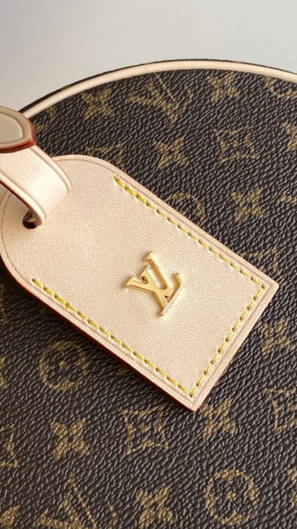 LV路易威登顶级原单 M43514
PETITE BOITE CHAPEAU 手袋经典的路易威登帽盒摇身变为此款风格可爱的随身小袋。小巧而实用（可放置一台iPhone 7手机），双版本设计：经典Monogram帆布搭配牛皮饰边；新潮的Reverse Monogram帆布搭配黑色小牛皮饰边。
详细特征
17.5 x 16.5 x 7.5 厘米 
(长度 x 高 x 宽)
Monogram涂层帆布
天