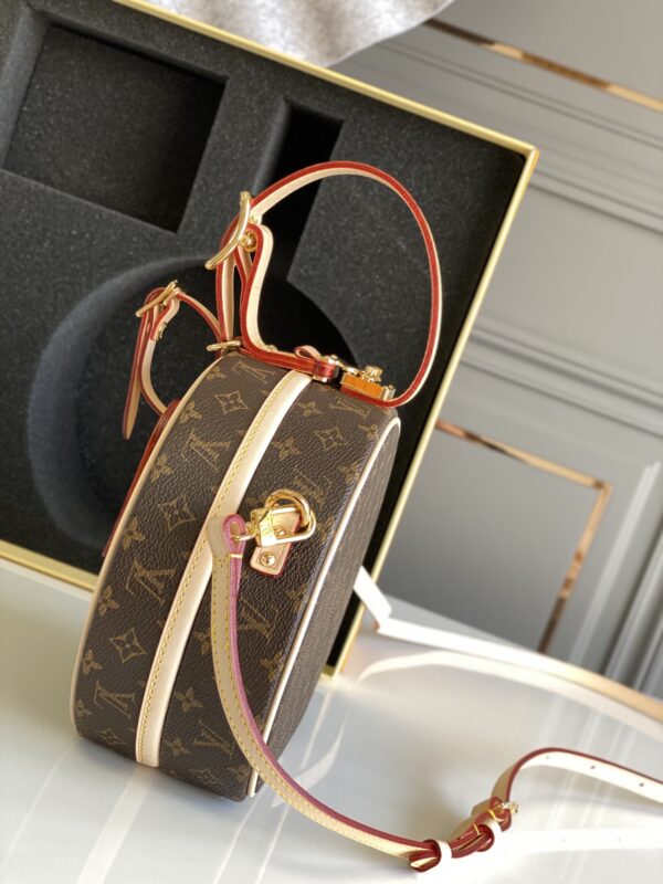 LV路易威登顶级原单 M43514
PETITE BOITE CHAPEAU 手袋经典的路易威登帽盒摇身变为此款风格可爱的随身小袋。小巧而实用（可放置一台iPhone 7手机），双版本设计：经典Monogram帆布搭配牛皮饰边；新潮的Reverse Monogram帆布搭配黑色小牛皮饰边。
详细特征
17.5 x 16.5 x 7.5 厘米 
(长度 x 高 x 宽)
Monogram涂层帆布
天