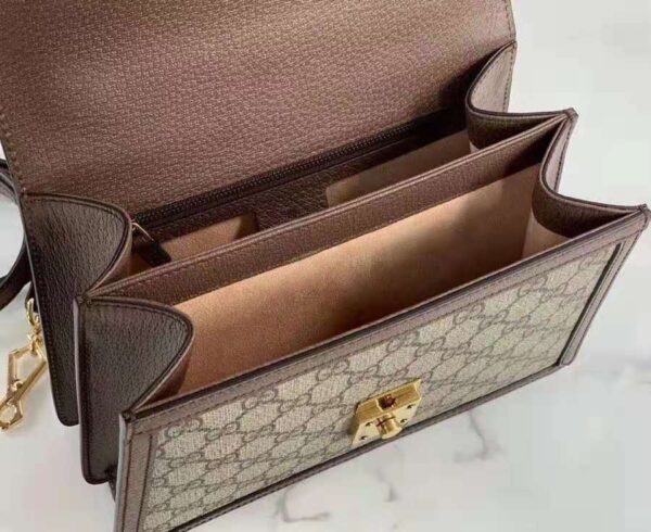 【G】Ophidia系列🌲在每一季都会带来令人惊艳的新品。这款手提包是Epilogue系列中的一款，配有可拆卸肩带。方形复古造型融合品牌经典条纹织带和双G造型配件，