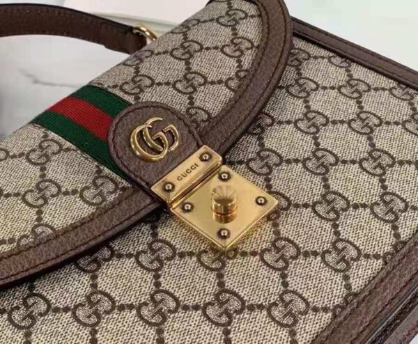 【G】Ophidia系列🌲在每一季都会带来令人惊艳的新品。这款手提包是Epilogue系列中的一款，配有可拆卸肩带。方形复古造型融合品牌经典条纹织带和双G造型配件，