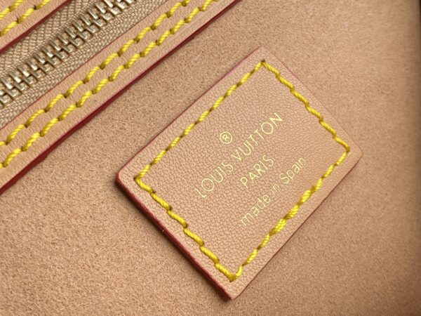 配盒子，配真锁🔒，配真皮原单✨57400Nicolas Ghesquière 为 2020 秋冬系列打造 Since 1854 提花织物，令经典 Speedy Bandoulière 25 手袋再添瞩目气息：Monogram 花簇等标志性元素融合代表路易威创始之年的 1854 数字，搭配金属件和皮革饰边。25×19×15cm。