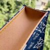 配树膏黄皮， 原单M80288牛仔布 Monogram Since 1854 系列PETIT SAC PLAT 手袋  Nicolas Ghesquière 创意融合 Monogram 图案和代表路易威登创始年份的 1854 字样，为 Petit Sac Plat 手袋注入 Since 1854 提花织纹的复古意韵。小巧尺寸内藏充裕空间，可拆卸肩带令手提、肩背随心切换。尺寸：14 x 17 x 5