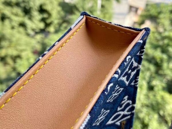 配树膏黄皮， 原单M80288牛仔布 Monogram Since 1854 系列PETIT SAC PLAT 手袋  Nicolas Ghesquière 创意融合 Monogram 图案和代表路易威登创始年份的 1854 字样，为 Petit Sac Plat 手袋注入 Since 1854 提花织纹的复古意韵。小巧尺寸内藏充裕空间，可拆卸肩带令手提、肩背随心切换。尺寸：14 x 17 x 5