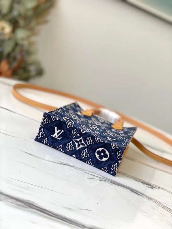 配树膏黄皮， 原单M80288牛仔布 Monogram Since 1854 系列PETIT SAC PLAT 手袋  Nicolas Ghesquière 创意融合 Monogram 图案和代表路易威登创始年份的 1854 字样，为 Petit Sac Plat 手袋注入 Since 1854 提花织纹的复古意韵。小巧尺寸内藏充裕空间，可拆卸肩带令手提、肩背随心切换。尺寸：14 x 17 x 5