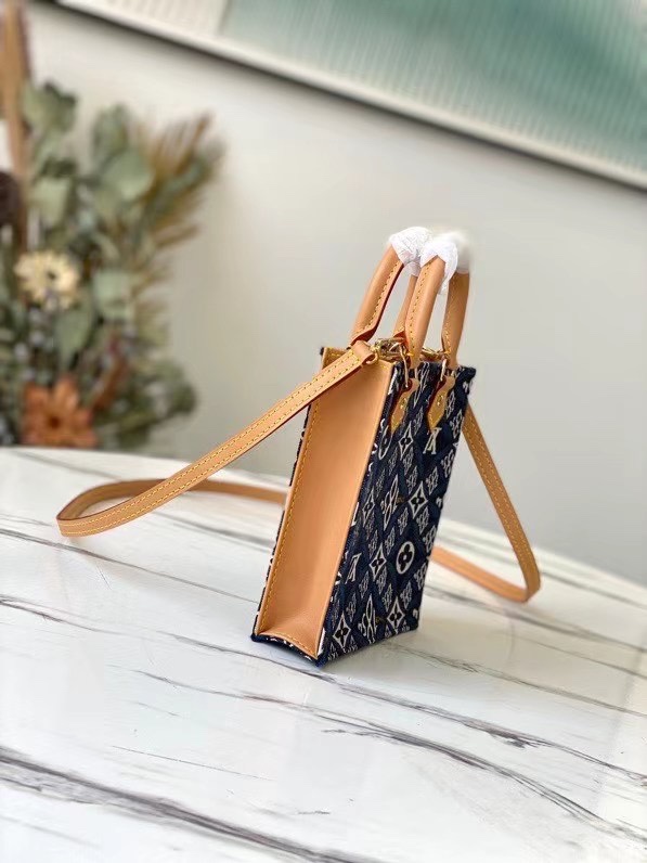 配树膏黄皮， 原单M80288牛仔布 Monogram Since 1854 系列PETIT SAC PLAT 手袋  Nicolas Ghesquière 创意融合 Monogram 图案和代表路易威登创始年份的 1854 字样，为 Petit Sac Plat 手袋注入 Since 1854 提花织纹的复古意韵。小巧尺寸内藏充裕空间，可拆卸肩带令手提、肩背随心切换。尺寸：14 x 17 x 5
