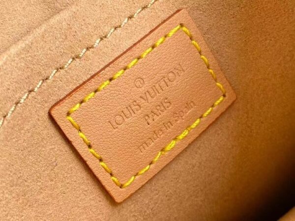 配树膏黄皮， 原单M80288牛仔布 Monogram Since 1854 系列PETIT SAC PLAT 手袋  Nicolas Ghesquière 创意融合 Monogram 图案和代表路易威登创始年份的 1854 字样，为 Petit Sac Plat 手袋注入 Since 1854 提花织纹的复古意韵。小巧尺寸内藏充裕空间，可拆卸肩带令手提、肩背随心切换。尺寸：14 x 17 x 5