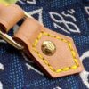 配树膏黄皮， 原单M80288牛仔布 Monogram Since 1854 系列PETIT SAC PLAT 手袋  Nicolas Ghesquière 创意融合 Monogram 图案和代表路易威登创始年份的 1854 字样，为 Petit Sac Plat 手袋注入 Since 1854 提花织纹的复古意韵。小巧尺寸内藏充裕空间，可拆卸肩带令手提、肩背随心切换。尺寸：14 x 17 x 5