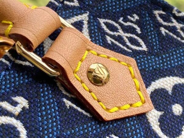 配树膏黄皮， 原单M80288牛仔布 Monogram Since 1854 系列PETIT SAC PLAT 手袋  Nicolas Ghesquière 创意融合 Monogram 图案和代表路易威登创始年份的 1854 字样，为 Petit Sac Plat 手袋注入 Since 1854 提花织纹的复古意韵。小巧尺寸内藏充裕空间，可拆卸肩带令手提、肩背随心切换。尺寸：14 x 17 x 5