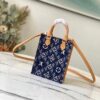 配树膏黄皮， 原单M80288牛仔布 Monogram Since 1854 系列PETIT SAC PLAT 手袋  Nicolas Ghesquière 创意融合 Monogram 图案和代表路易威登创始年份的 1854 字样，为 Petit Sac Plat 手袋注入 Since 1854 提花织纹的复古意韵。小巧尺寸内藏充裕空间，可拆卸肩带令手提、肩背随心切换。尺寸：14 x 17 x 5