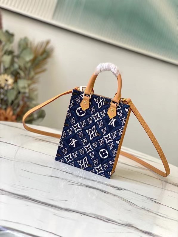 配树膏黄皮， 原单M80288牛仔布 Monogram Since 1854 系列PETIT SAC PLAT 手袋  Nicolas Ghesquière 创意融合 Monogram 图案和代表路易威登创始年份的 1854 字样，为 Petit Sac Plat 手袋注入 Since 1854 提花织纹的复古意韵。小巧尺寸内藏充裕空间，可拆卸肩带令手提、肩背随心切换。尺寸：14 x 17 x 5