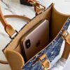 配树膏黄皮， 原单M80288牛仔布 Monogram Since 1854 系列PETIT SAC PLAT 手袋  Nicolas Ghesquière 创意融合 Monogram 图案和代表路易威登创始年份的 1854 字样，为 Petit Sac Plat 手袋注入 Since 1854 提花织纹的复古意韵。小巧尺寸内藏充裕空间，可拆卸肩带令手提、肩背随心切换。尺寸：14 x 17 x 5
