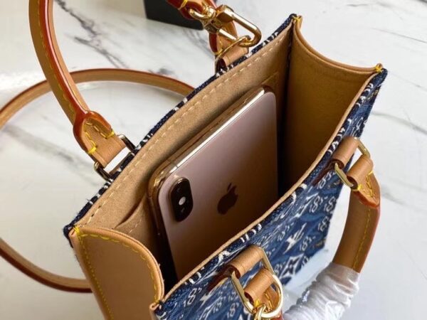 配树膏黄皮， 原单M80288牛仔布 Monogram Since 1854 系列PETIT SAC PLAT 手袋  Nicolas Ghesquière 创意融合 Monogram 图案和代表路易威登创始年份的 1854 字样，为 Petit Sac Plat 手袋注入 Since 1854 提花织纹的复古意韵。小巧尺寸内藏充裕空间，可拆卸肩带令手提、肩背随心切换。尺寸：14 x 17 x 5