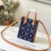 配树膏黄皮， 原单M80288牛仔布 Monogram Since 1854 系列PETIT SAC PLAT 手袋  Nicolas Ghesquière 创意融合 Monogram 图案和代表路易威登创始年份的 1854 字样，为 Petit Sac Plat 手袋注入 Since 1854 提花织纹的复古意韵。小巧尺寸内藏充裕空间，可拆卸肩带令手提、肩背随心切换。尺寸：14 x 17 x 5