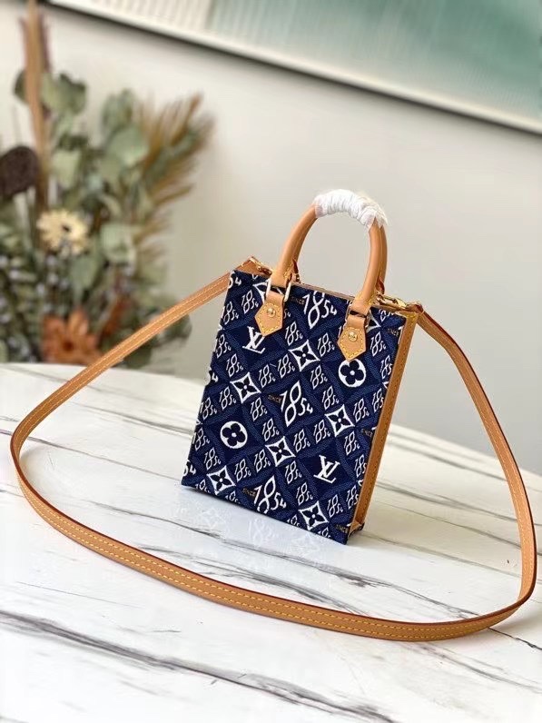 配树膏黄皮， 原单M80288牛仔布 Monogram Since 1854 系列PETIT SAC PLAT 手袋  Nicolas Ghesquière 创意融合 Monogram 图案和代表路易威登创始年份的 1854 字样，为 Petit Sac Plat 手袋注入 Since 1854 提花织纹的复古意韵。小巧尺寸内藏充裕空间，可拆卸肩带令手提、肩背随心切换。尺寸：14 x 17 x 5
