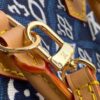 配树膏黄皮， 原单M80288牛仔布 Monogram Since 1854 系列PETIT SAC PLAT 手袋  Nicolas Ghesquière 创意融合 Monogram 图案和代表路易威登创始年份的 1854 字样，为 Petit Sac Plat 手袋注入 Since 1854 提花织纹的复古意韵。小巧尺寸内藏充裕空间，可拆卸肩带令手提、肩背随心切换。尺寸：14 x 17 x 5