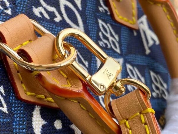 配树膏黄皮， 原单M80288牛仔布 Monogram Since 1854 系列PETIT SAC PLAT 手袋  Nicolas Ghesquière 创意融合 Monogram 图案和代表路易威登创始年份的 1854 字样，为 Petit Sac Plat 手袋注入 Since 1854 提花织纹的复古意韵。小巧尺寸内藏充裕空间，可拆卸肩带令手提、肩背随心切换。尺寸：14 x 17 x 5