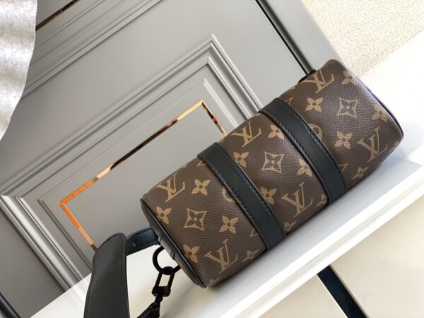 顶级原单M80201KEEPALL NANO 手袋本款 Keepall Nano 男士手袋为品牌于 1930 年推出的初始柔软旅行袋的小巧版本，将 Monogram 帆布与黑色哑光皮革相融合。拉链边缘旁的一抹荧光橙令此经典路易威登造型熠熠生辉。刺绣贴饰上点缀的路易威登好友卡通人物出自男装艺术总监 Virgil Abloh 打造的“Zoom with friends”动画短片。详细特征