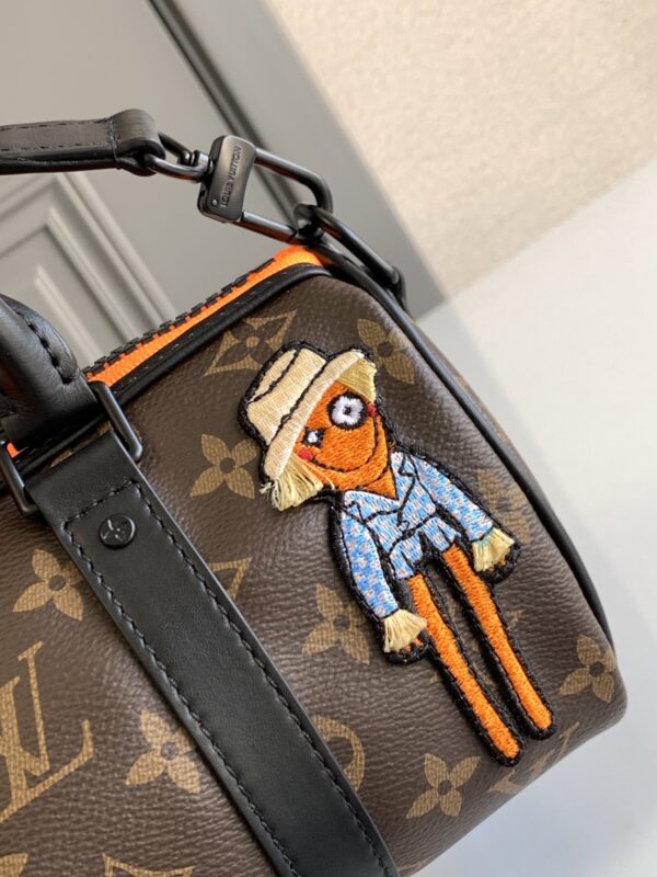 顶级原单M80201KEEPALL NANO 手袋本款 Keepall Nano 男士手袋为品牌于 1930 年推出的初始柔软旅行袋的小巧版本，将 Monogram 帆布与黑色哑光皮革相融合。拉链边缘旁的一抹荧光橙令此经典路易威登造型熠熠生辉。刺绣贴饰上点缀的路易威登好友卡通人物出自男装艺术总监 Virgil Abloh 打造的“Zoom with friends”动画短片。详细特征