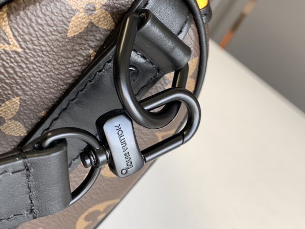 顶级原单M80201KEEPALL NANO 手袋本款 Keepall Nano 男士手袋为品牌于 1930 年推出的初始柔软旅行袋的小巧版本，将 Monogram 帆布与黑色哑光皮革相融合。拉链边缘旁的一抹荧光橙令此经典路易威登造型熠熠生辉。刺绣贴饰上点缀的路易威登好友卡通人物出自男装艺术总监 Virgil Abloh 打造的“Zoom with friends”动画短片。详细特征
