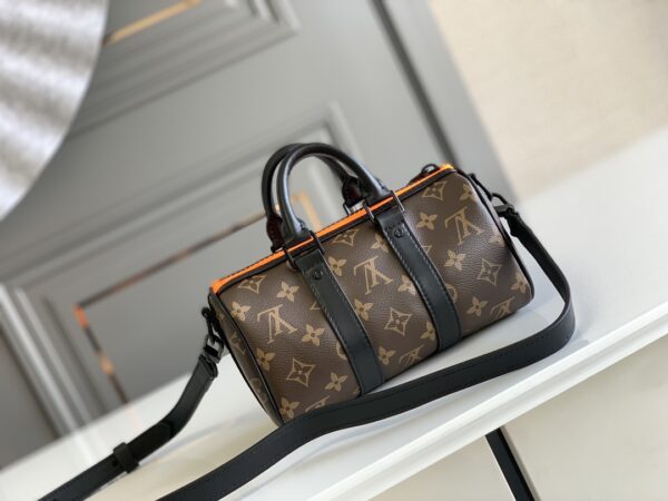 顶级原单M80201KEEPALL NANO 手袋本款 Keepall Nano 男士手袋为品牌于 1930 年推出的初始柔软旅行袋的小巧版本，将 Monogram 帆布与黑色哑光皮革相融合。拉链边缘旁的一抹荧光橙令此经典路易威登造型熠熠生辉。刺绣贴饰上点缀的路易威登好友卡通人物出自男装艺术总监 Virgil Abloh 打造的“Zoom with friends”动画短片。详细特征