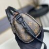 顶级原单💕M80201 本款 Keepall Nano 男士手袋为品牌于 1930 年推出的初始柔软旅行袋的小巧版本，将 Monogram 帆布与黑色哑光皮革相融合。拉链边缘旁的一抹荧光橙令此经典路易威登造型熠熠生辉。刺绣贴饰上点缀的好友卡通人物出自男装艺术总监 Virgil Abloh 打造的“Zoom with friends”动画短片。尺寸：12 x 21 x 9 cm